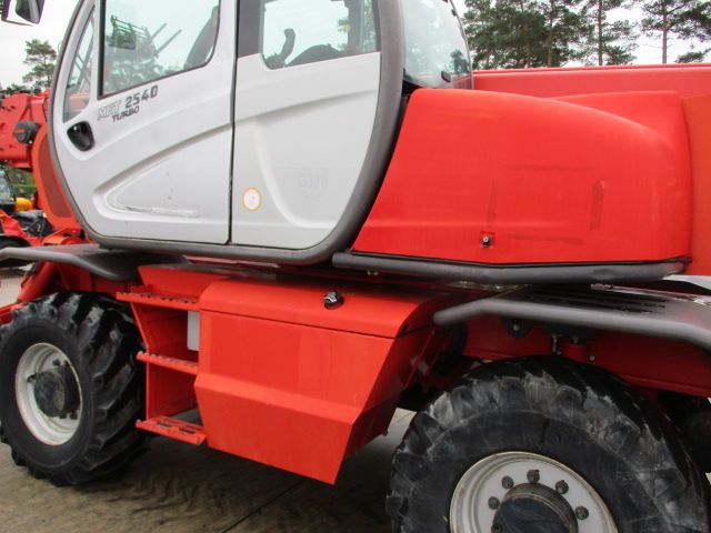 Rotierende Teleskoplader Manitou | 4,00t | Hub 25,00m | Bj. 2010 | 5841h – Bild 9