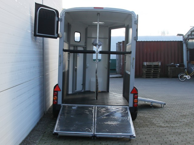 Pferdeanhänger Ifor | 2600kg zGG | Schwarz – Bild 8
