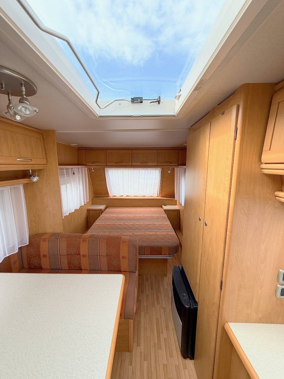 Wohnwagen, Bett in der Mitte, 4 Schlafplätze, klimatisiert, Sterckeman Novastar 500 CP – Bild 12