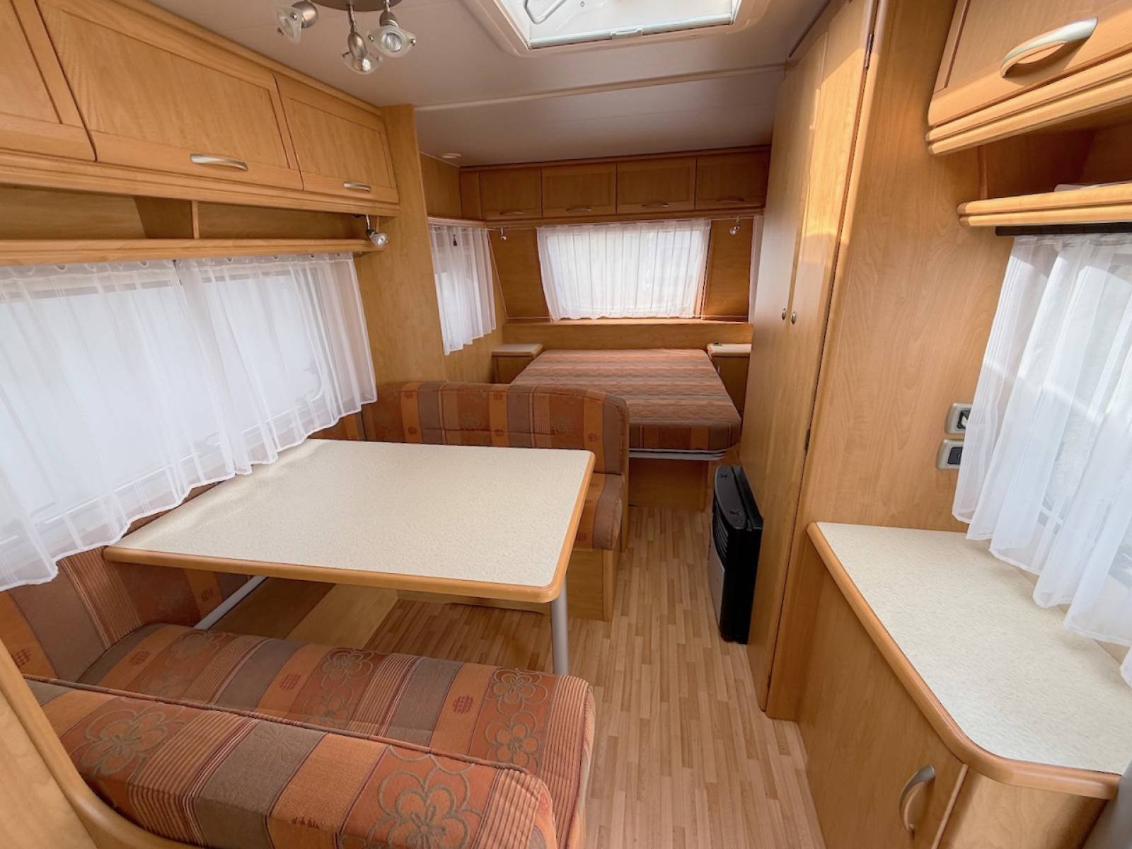 Wohnwagen, Bett in der Mitte, 4 Schlafplätze, klimatisiert, Sterckeman Novastar 500 CP – Bild 5